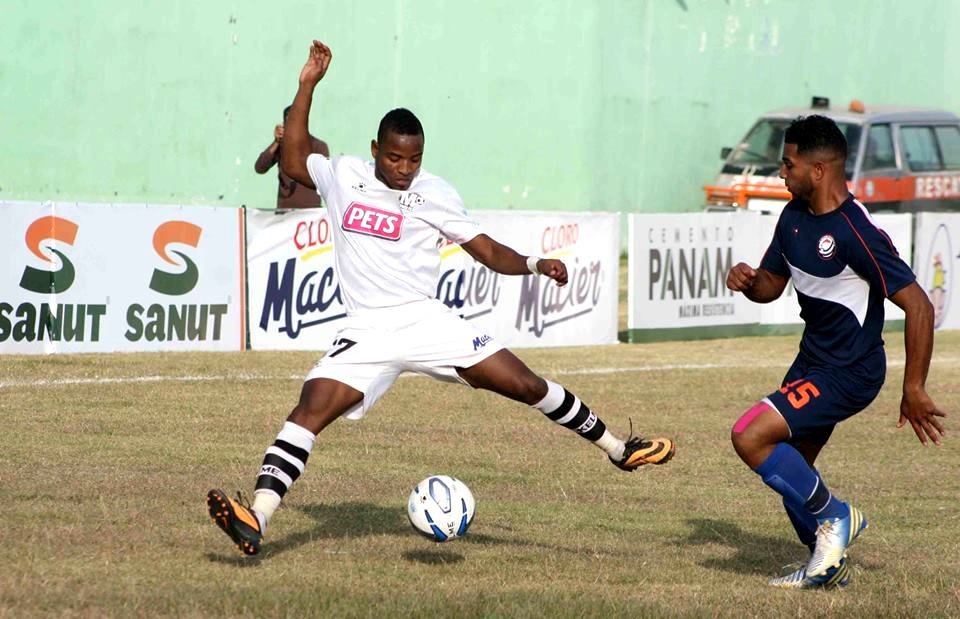 Acción del del juego entre Moca FC y Delfines del este